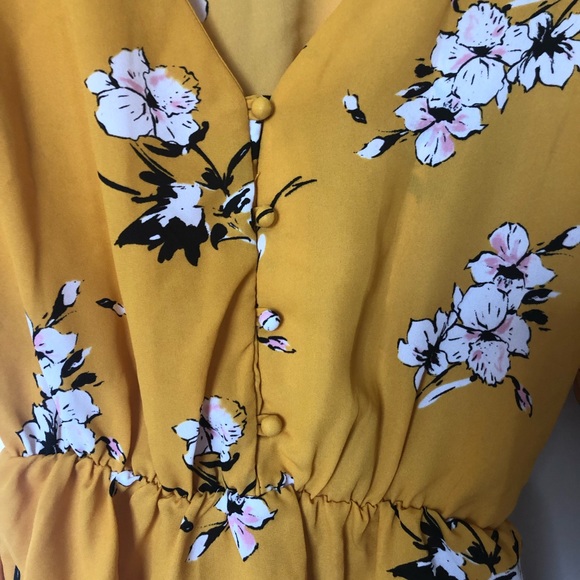 NWOT YellowTop w/White Flower Design - Picture 2 of 3